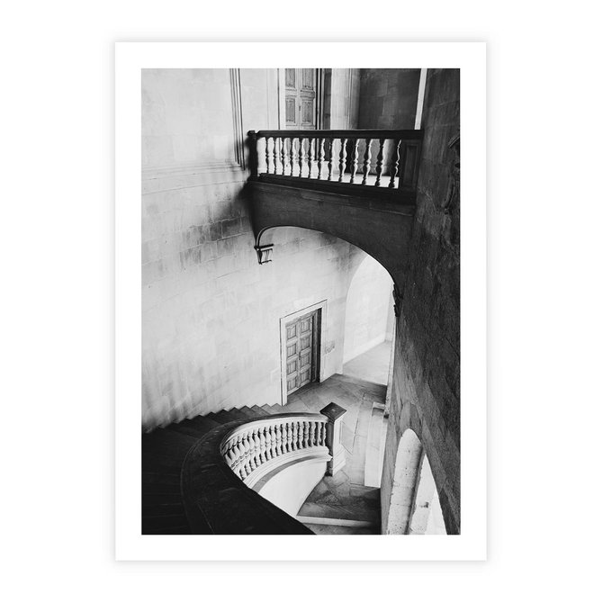 Plakat bez ramy 21x30 - Po Schodach w Dół - czarno białą fotgrafia, zakręcone schody w starek kamienicy