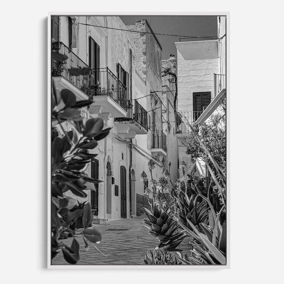 Obraz w ramie 50x70 - Nadmorska Uliczka - czarno białe zdjecie, uliczka w nadmorskim mieście - rama biała