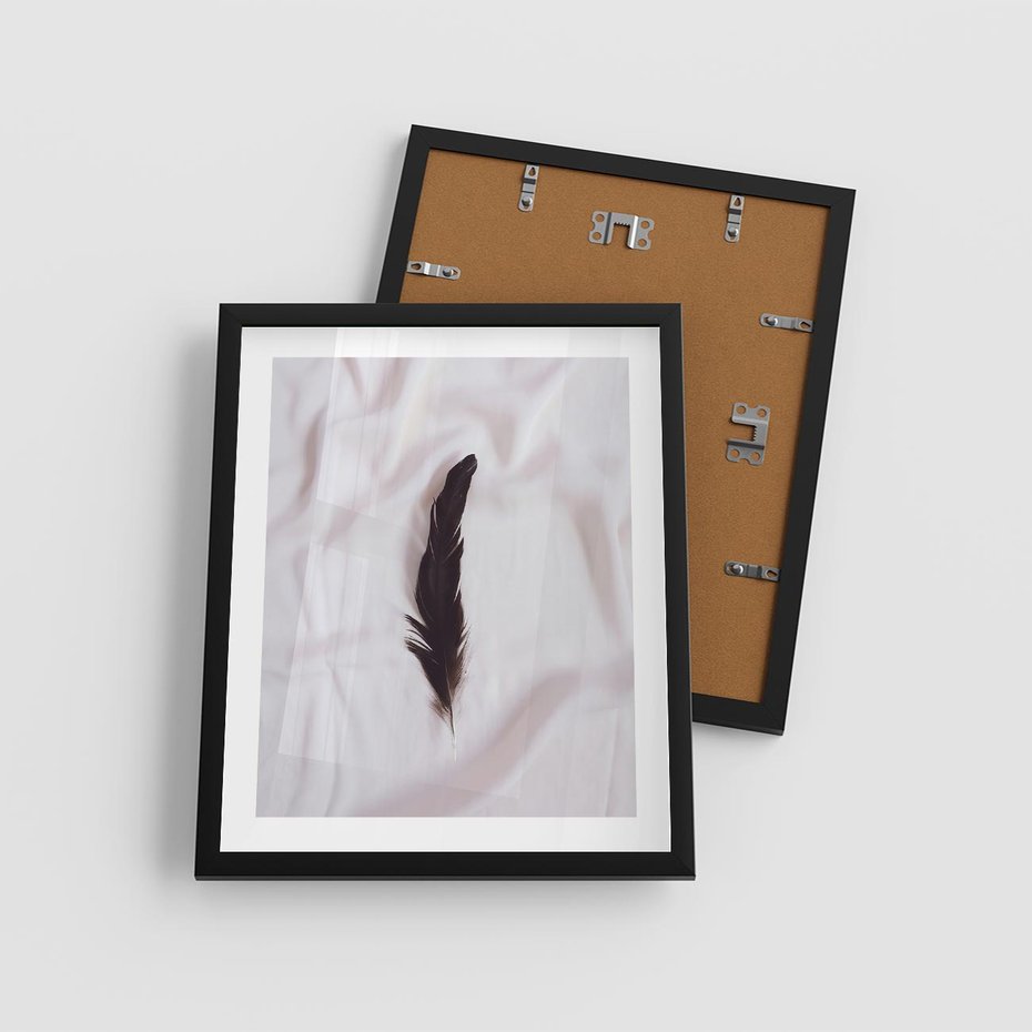 Plakat w ramie 40x50 - Prosta Elegancja - czarne pióro na białej pościeli, minimalizm - rama czarna