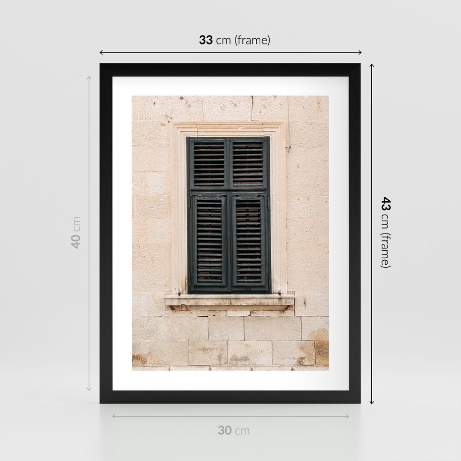 Plakat w ramie 30x40 - Urok Starego Okna z Zielonymi Okiennicami - stare okno, kamienica - rama czarna