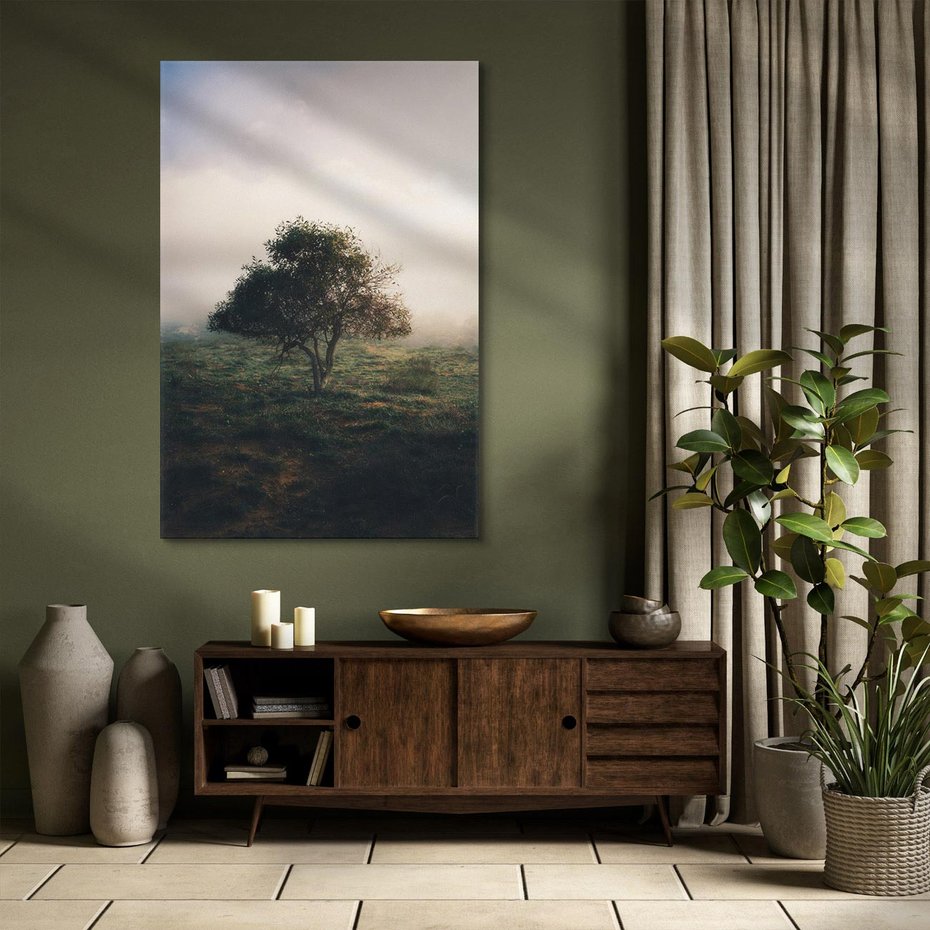 Obraz na płótnie 70x100 - Zamglona Prostota - artystyczna fotografia, samotne drzewo na zamglonej łące