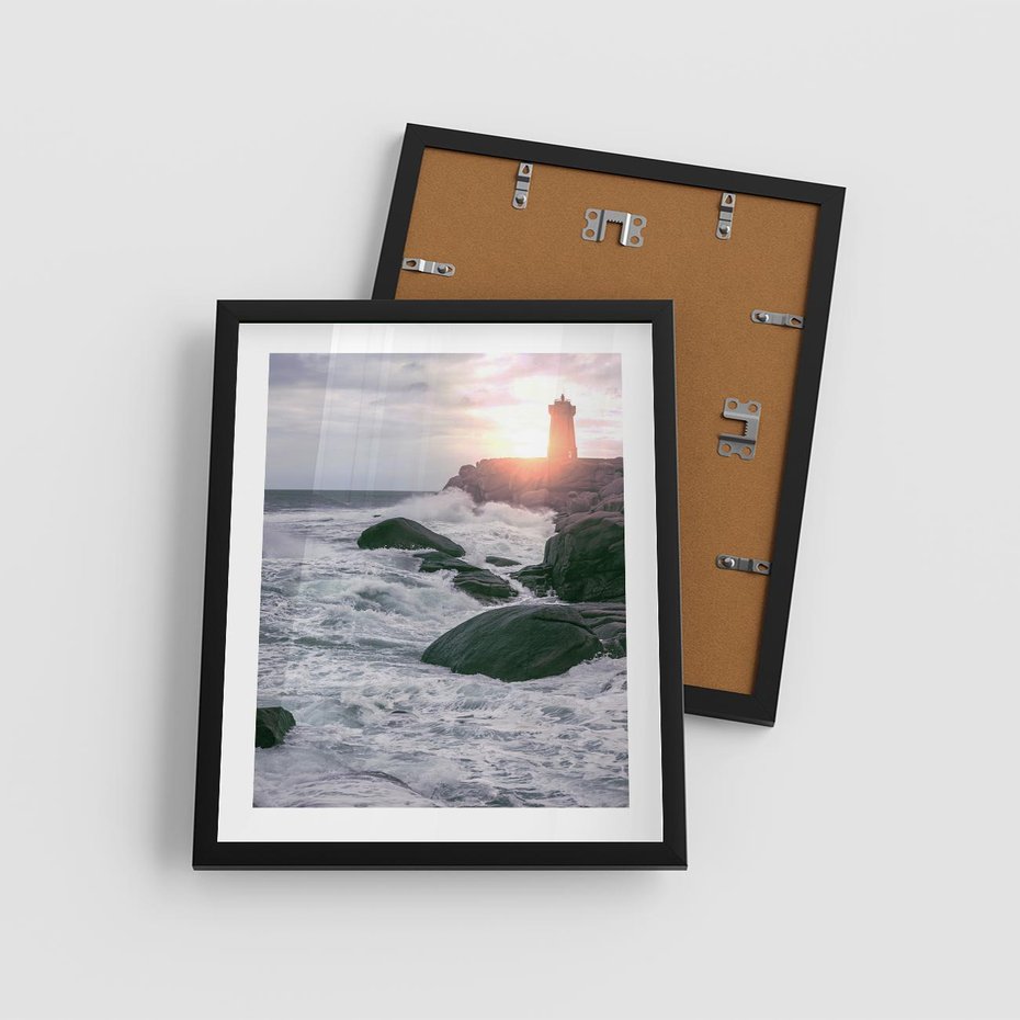Plakat w ramie 40x50 - Latarnia, Zachód Słońca i Fale - latarnia na klifie, zachód słońca - rama czarna