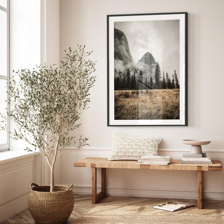 Plakat w ramie 40x50 - Mglisty Pejzaż Górski: Urok Niewidzialnośc - góry, krajobraz - rama czarna