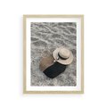 Plakat w ramie 30x40 - Plażowe Przygotowania - torba plażowa, kapelusz - rama drewno
