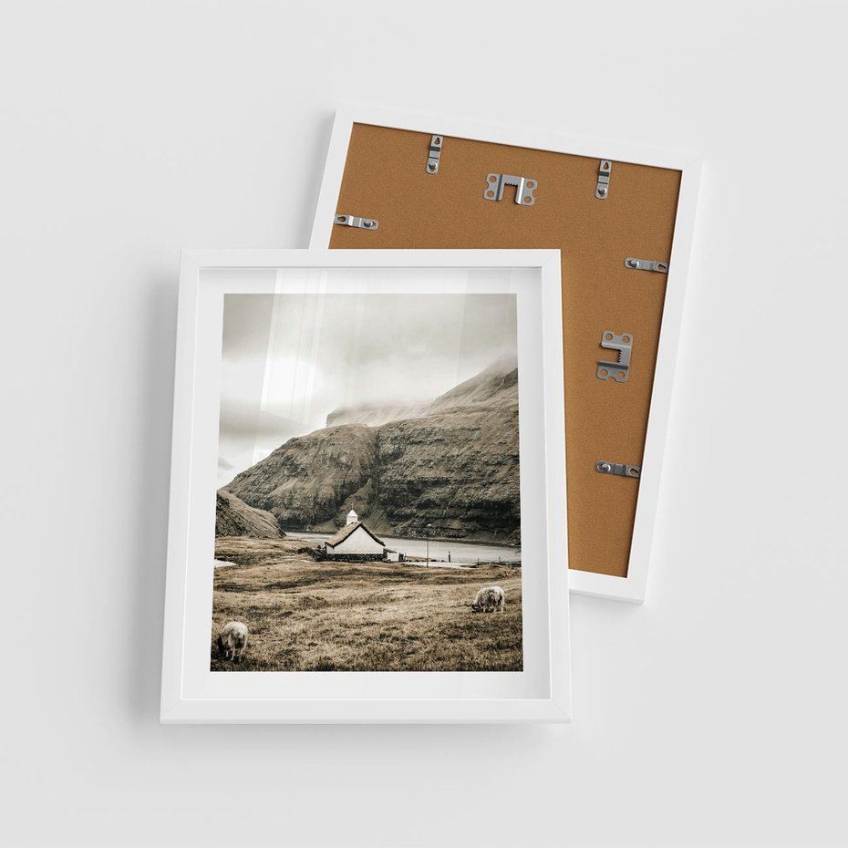 Plakat w ramie 40x50 - Kościół na Wzgórzu: Sepia Nostalgii - kościół w górach, na wzgórzu - rama biała