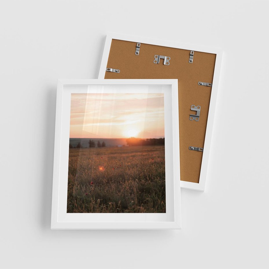 Plakat w ramie 40x50 - Łąka we Wschodzącym Słońcu: Magia Poranka - łąka, krajobraz - rama biała