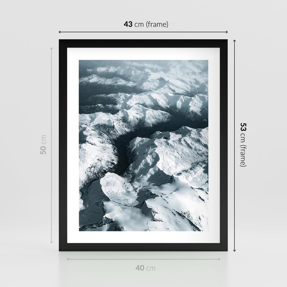 Plakat w ramie 40x50 - Ośnieżone Szczyty z Wysoka - ośnieżone szczyt górskie, zdjęcie z lotu ptaka - rama czarna