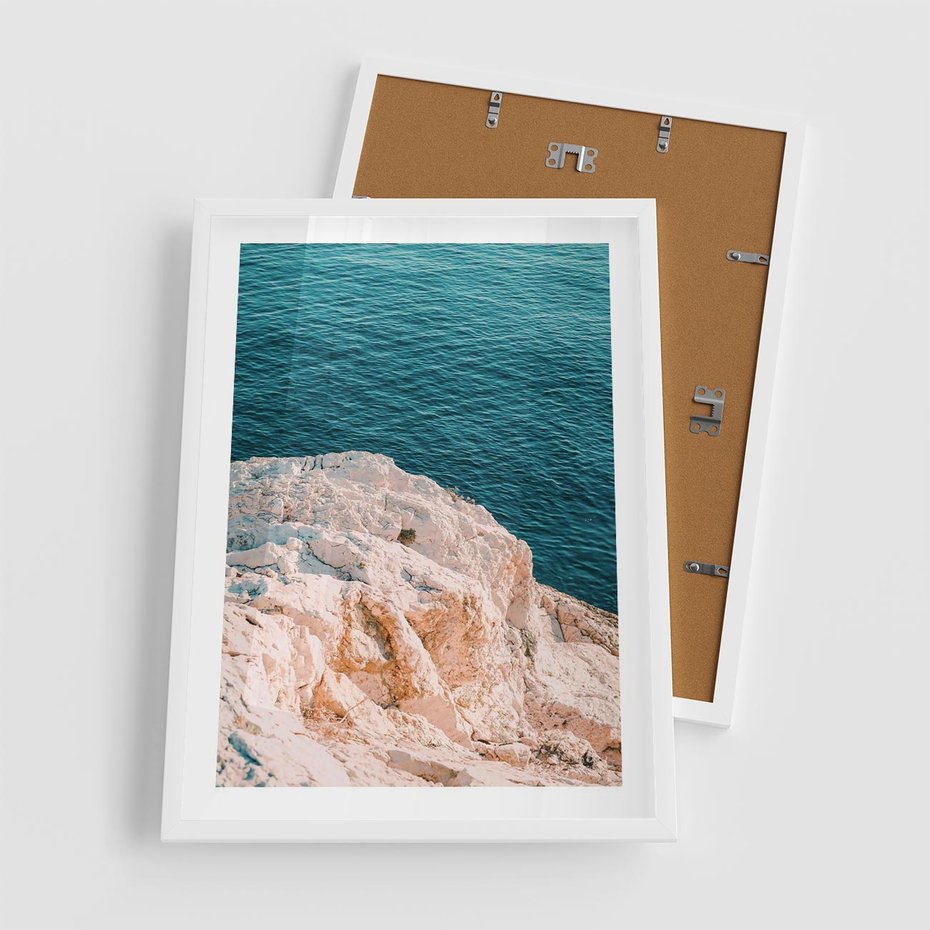 Plakat w ramie 50x70 - Klifowy Horyzont: Brzeg Morza - brzeg morza, klify - rama biała