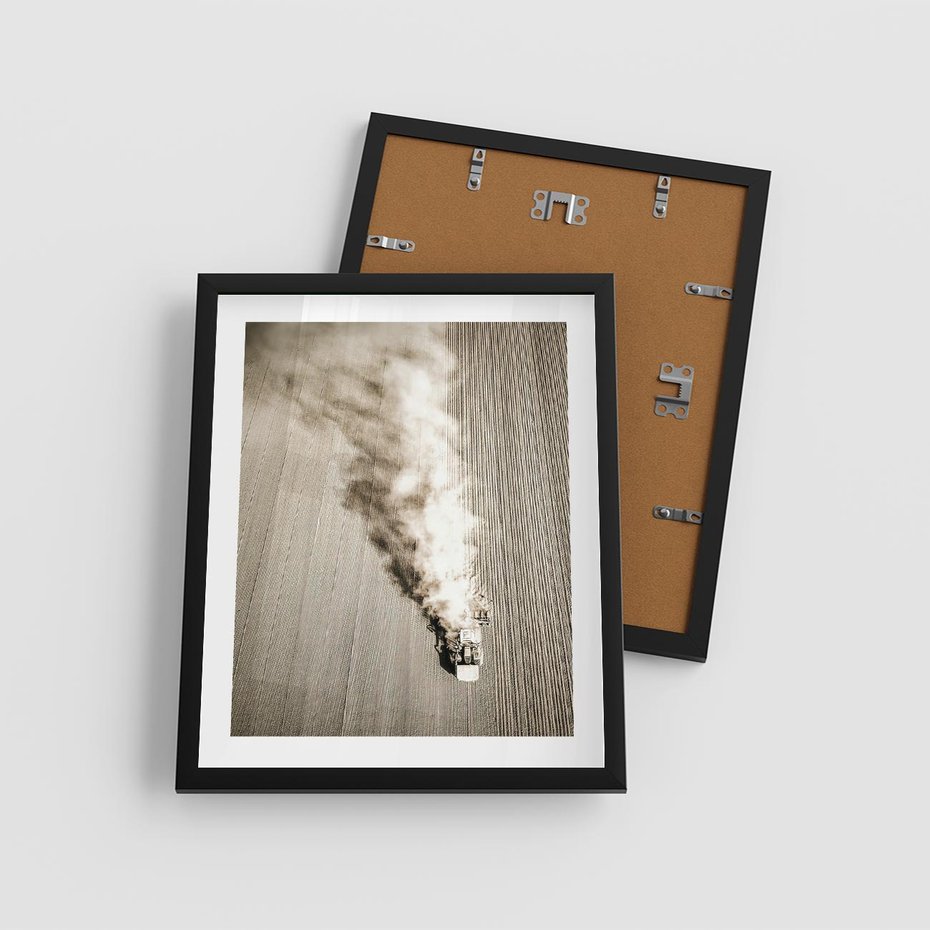 Plakat w ramie 40x50 - Żniwa na Wsi - pole, traktor na polu - rama czarna