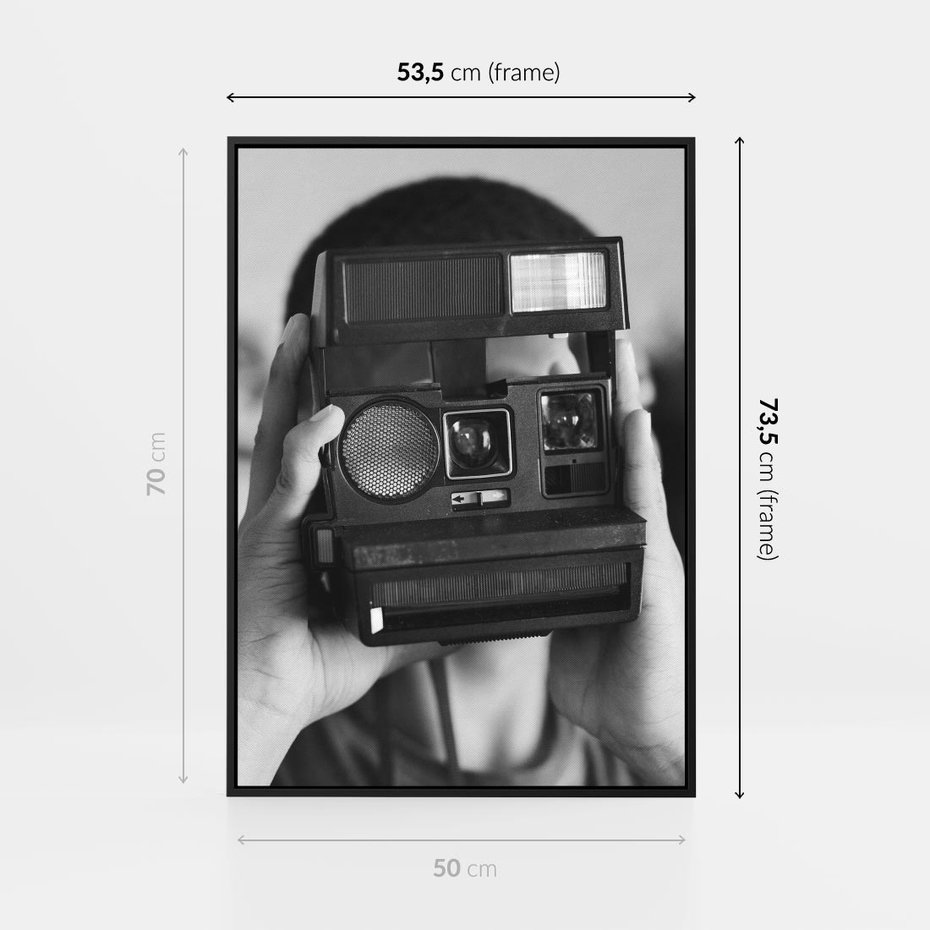 Obraz w ramie 50x70 - Mężczyzna za Aparatem - czarno białe zdjęcie, portret - rama czarna