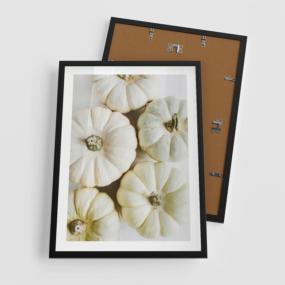 Plakat w ramie 50x70 - Jesienne Dynie: Delikatna Kompozycja - białe dynie, jasna kompozycja - rama czarna