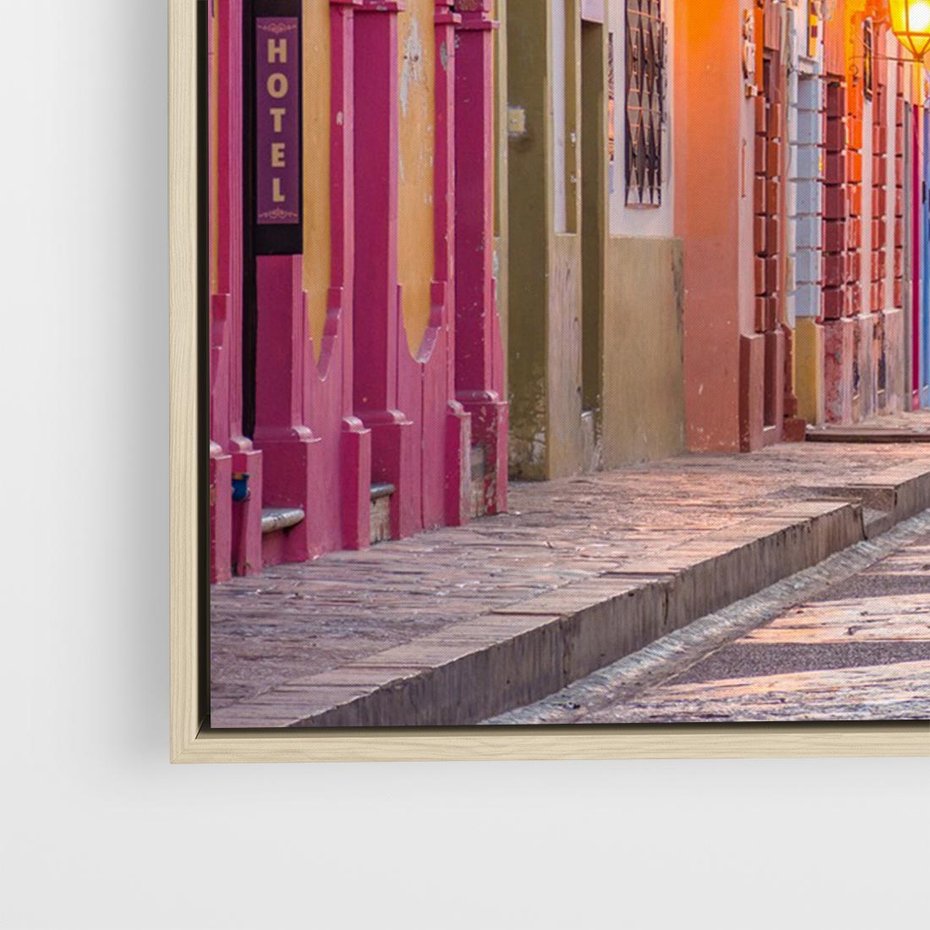 Obraz w ramie 70x50 - W stronę marzycielskich horyzontów - włoska uliczka, wieczór - rama drewno