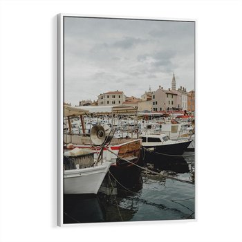 Obraz w ramie 70x100 - Malowniczy Krajobraz Morski - morze, łódki - rama biała