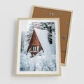Plakat w ramie 50x70 - Zimowe Ustronie w Lesie - domek w lesie, zimowy las - rama drewno