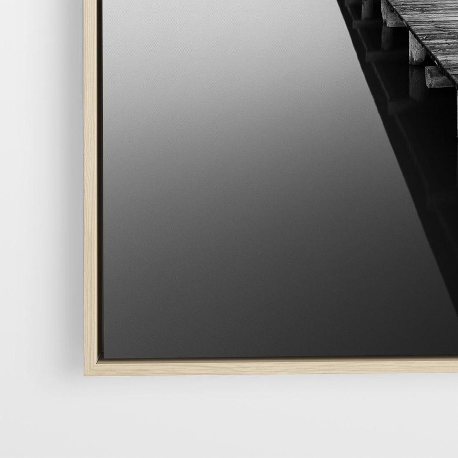 Obraz w ramie 80x80 - Mglista Perspektywa - czarno biała fotografia, drewniany pomost na jeziorze - rama drewno