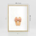 Plakat w ramie 30x40 - Minimalistyczna Moda: Klapki na Białym Tle - klapki, minimalizm - rama drewno