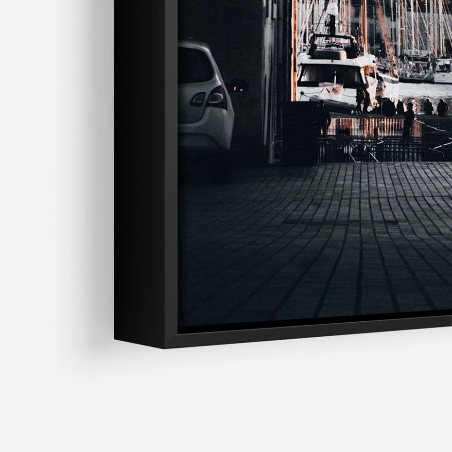 Obraz w ramie 70x100 - Światło Portowe - czarno białe zdjecie, uliczka w nadmorskim mieście - rama czarna