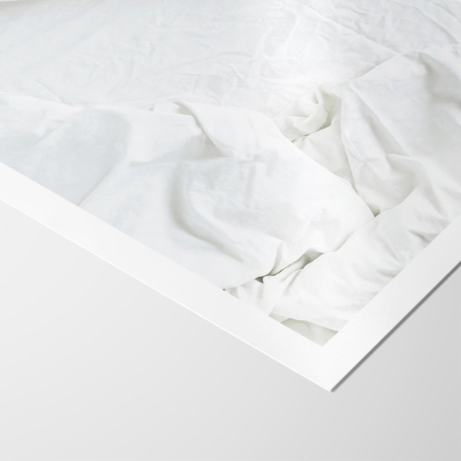 Plakat bez ramy 21x30 - Sztuka i Komfort - pościel, biała kołdra poduszka