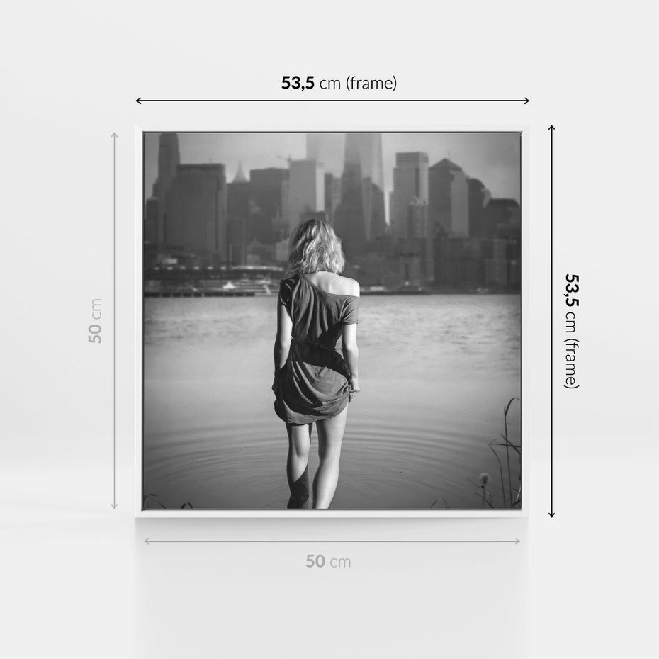 Obraz w ramie 50x50 - Kapiel w Mieście - czarno białe zdjęcie, kobieta wchodzi do wody - rama biała