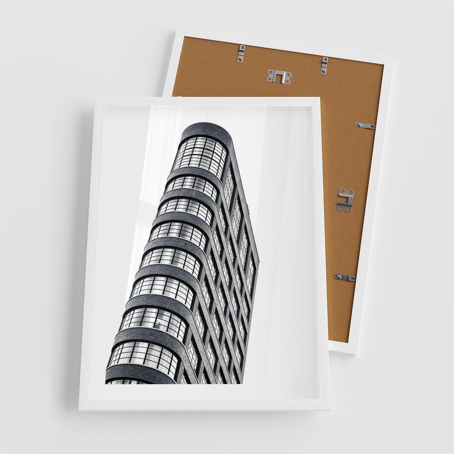 Plakat w ramie 50x70 - Wieżowiec na Monochromatycznym Obrazie - architektura, wieżowiec - rama biała