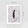 Plakat w ramie 30x40 - Prosta Elegancja - czarne pióro na białej pościeli, minimalizm - rama biała