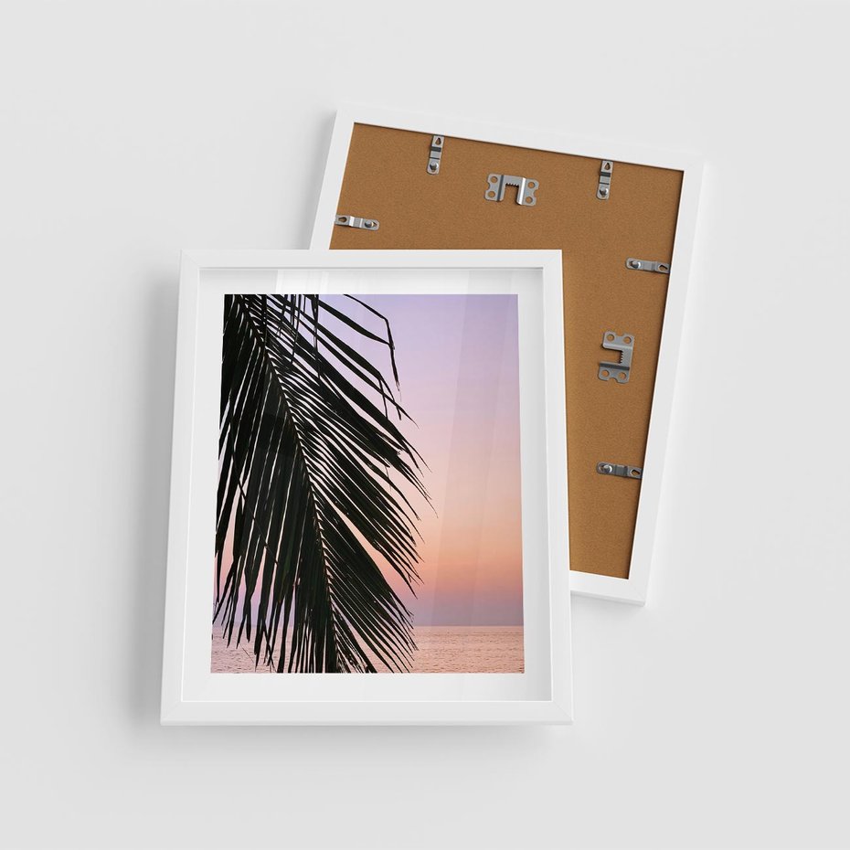 Plakat w ramie 40x50 - Liście Palmy nad Morzem - zachód słońca, liście palmy na tle nieba i morza - rama biała