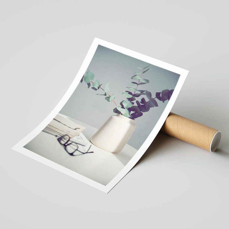 Plakat bez ramy 50x70 - Eukaliptusowa Cisza - kompozycja, liście eukaliptusa w wazonie