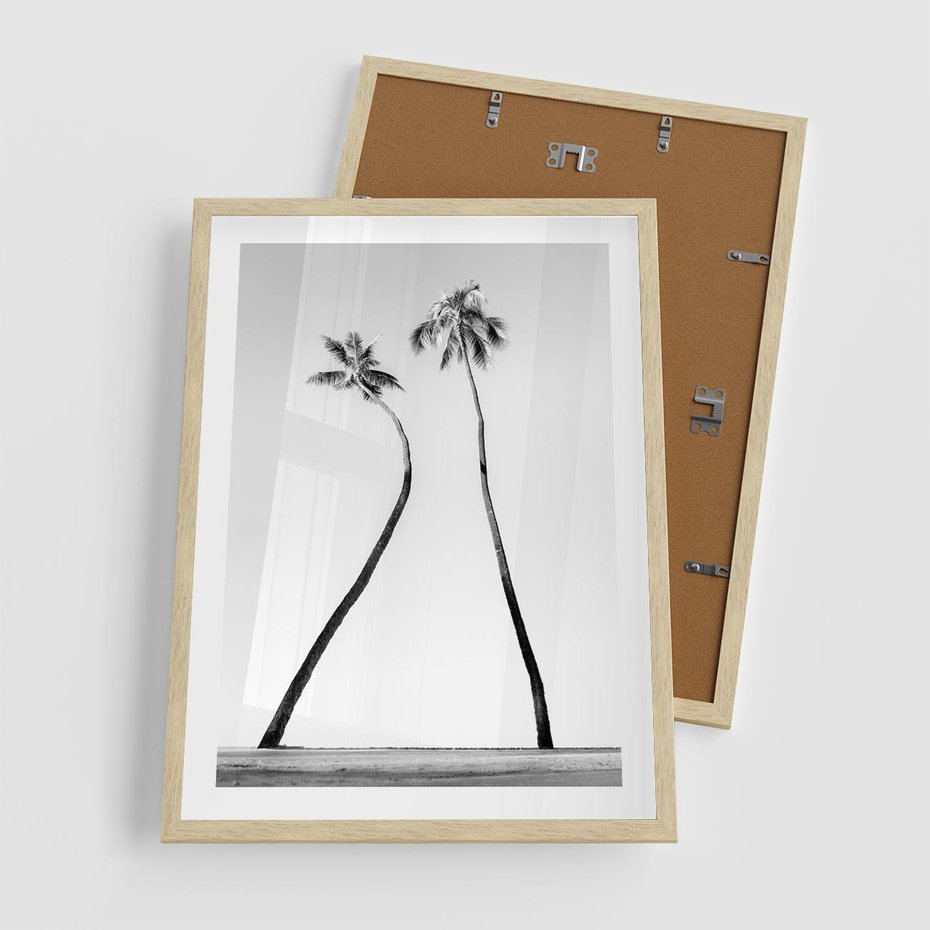 Plakat w ramie 50x70 - Samotne Palmy - czarno biała fotografia, dwie samotne palmy - rama drewno