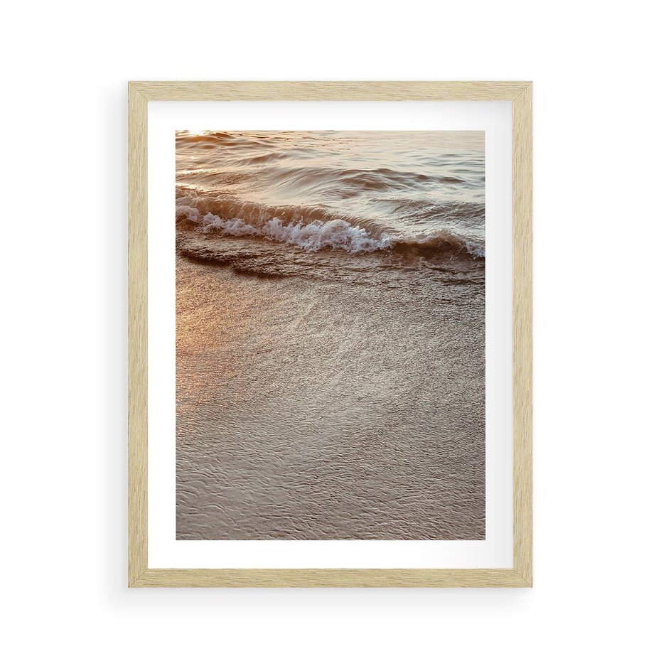 Plakat w ramie 40x50 - Spokój Morza: Fale na Plaży - fale, morze - rama drewno