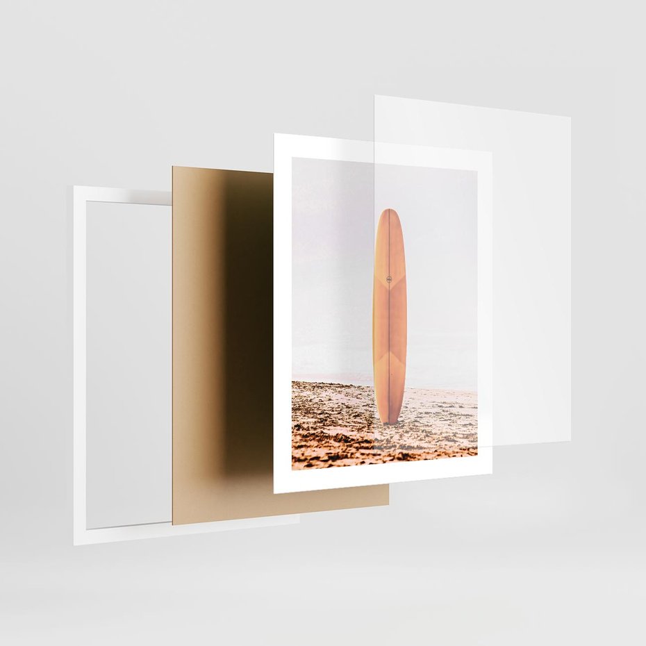 Plakat w ramie 40x50 - Deska w Piasku: Gotowa na Fale - plaża, pomarańczowa deska surfingowa wbita w piasek - rama biała