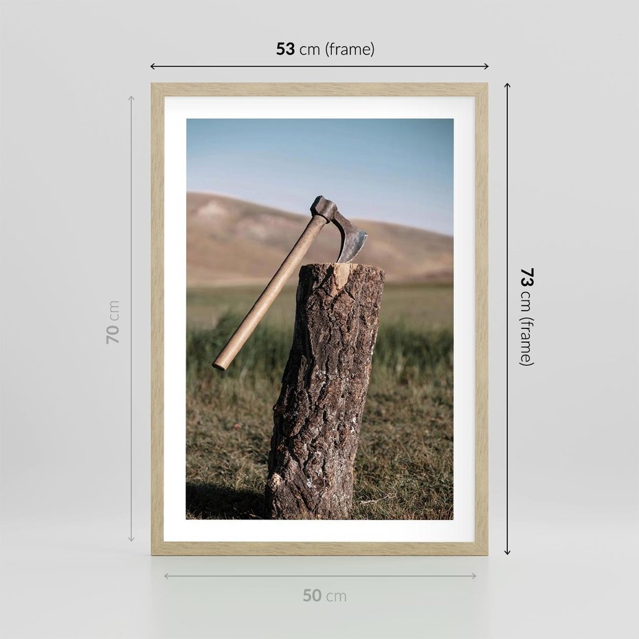 Plakat w ramie 50x70 - Rustykalna Praktyczność: Fotografia Siekiery - rustykalna fotografia, siekiera wbita w pieniek - rama drewno