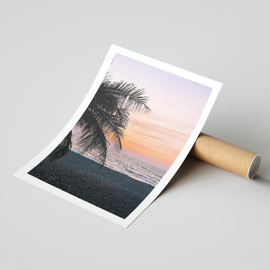 Plakat bez ramy 30x40 - Tropikalny Zachód Słońca: Piękno Palmy - palma, nad morzem