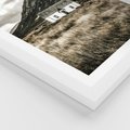 Plakat w ramie 50x70 - Biały Domek w Sepii: Wiejski Urok - domek w górach, kolory sepii - rama biała