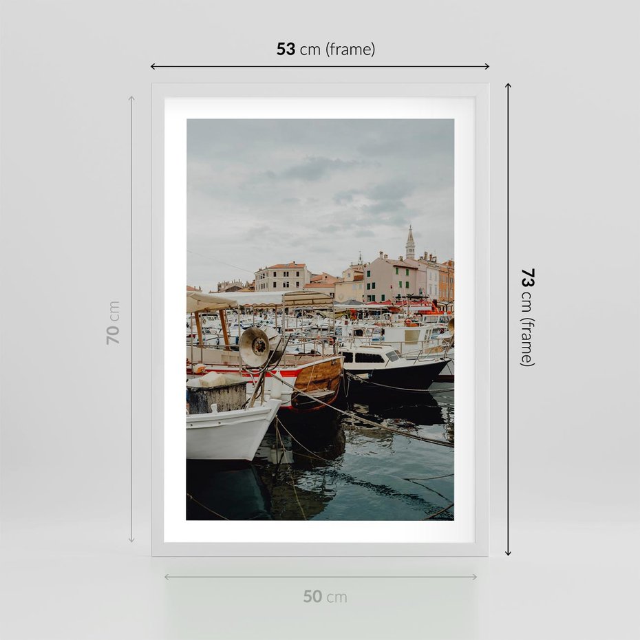 Plakat w ramie 50x70 - Malowniczy Krajobraz Morski - morze, łódki - rama biała