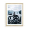Plakat w ramie 50x70 - To ujęcie jeziora w górach z zgaszonym ogniskiem nad brzegiem, tworząc atmosferę spokoju i refleksji w otoczeniu przyrody. - jezioro w górach, zgaszone ognisko - rama drewno