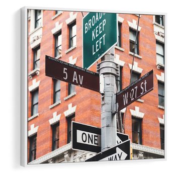 Obraz w ramie 80x80 - Namiastka wielkiego miasta - Nowy Jork, drogowskaz - rama biała