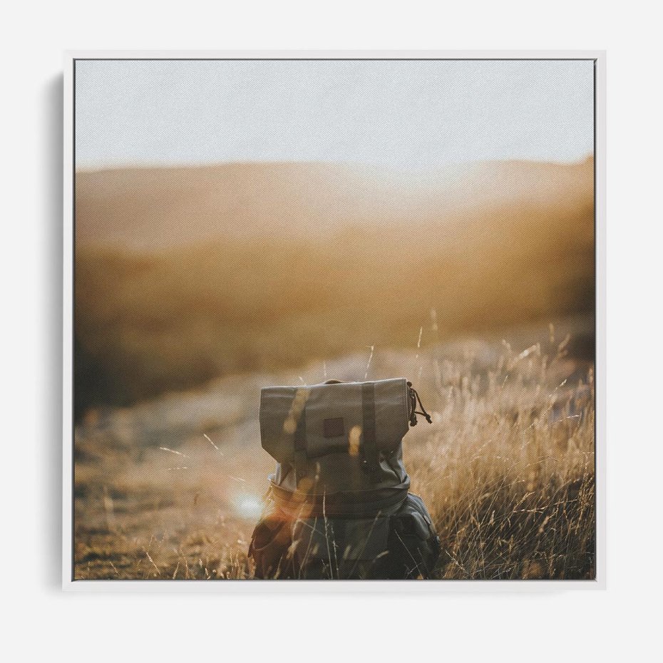 Obraz w ramie 80x80 - Podróżniczy bukiet na łące - plecak, podróż - rama biała