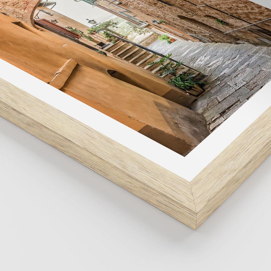 Plakat w ramie 40x50 - Magiczna podróż w głąb miasta - uliczka, perspektywa - rama drewno