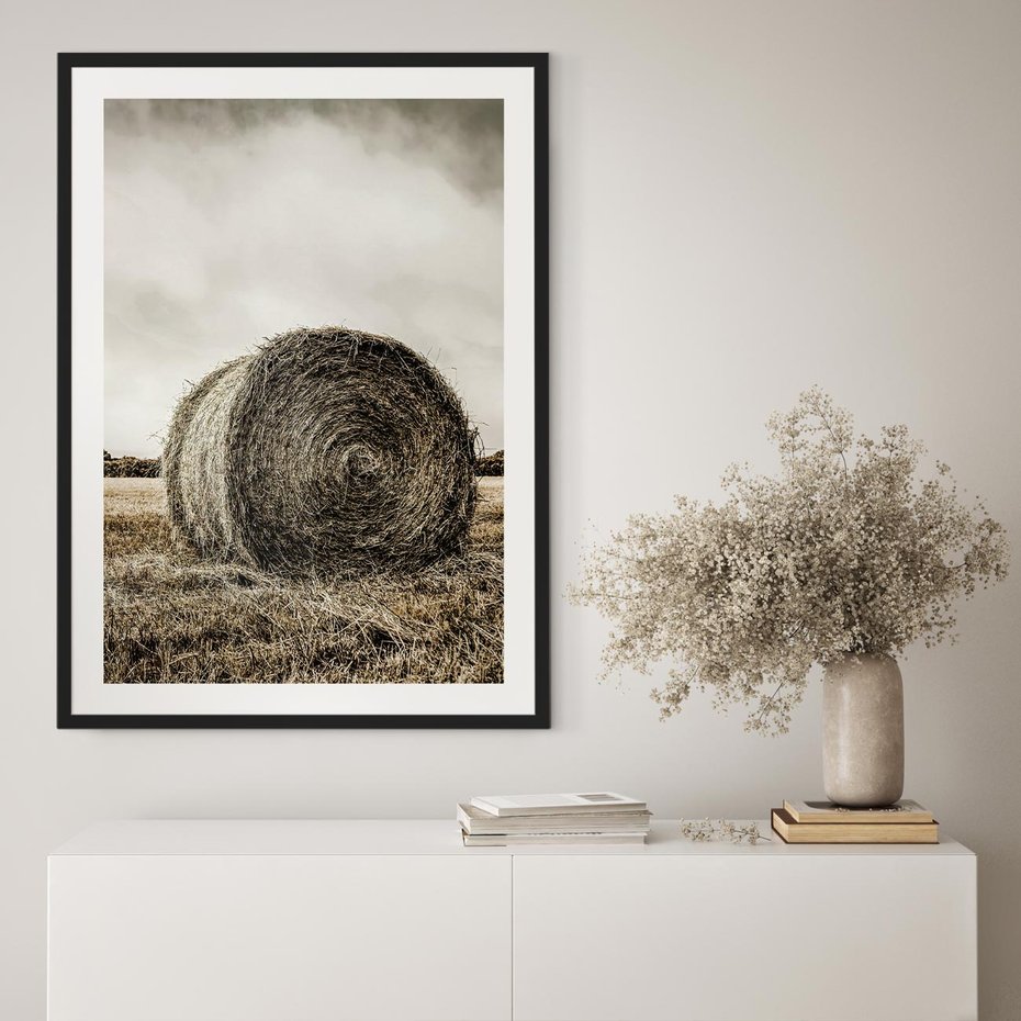 Plakat w ramie 40x50 - Siano w Sepii: Wiejska Tradycja - snopek siana, bela siana - rama czarna