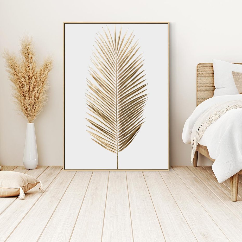 Obraz w ramie 80x120 - Złoty blask palmowego liścia - złota, palma - rama drewno