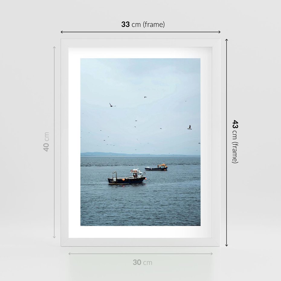 Plakat w ramie 30x40 - Rybacki Urok - morze, kutry rybackie - rama biała