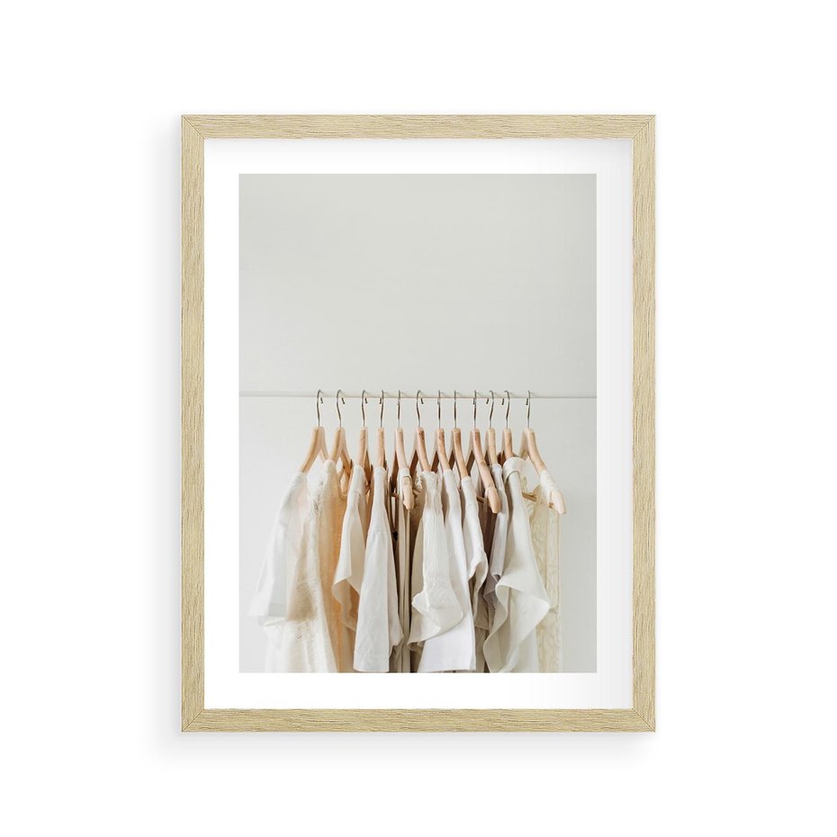Plakat w ramie 30x40 - Elegancja Prostoty - ubrania, modowa fotografia - rama drewno