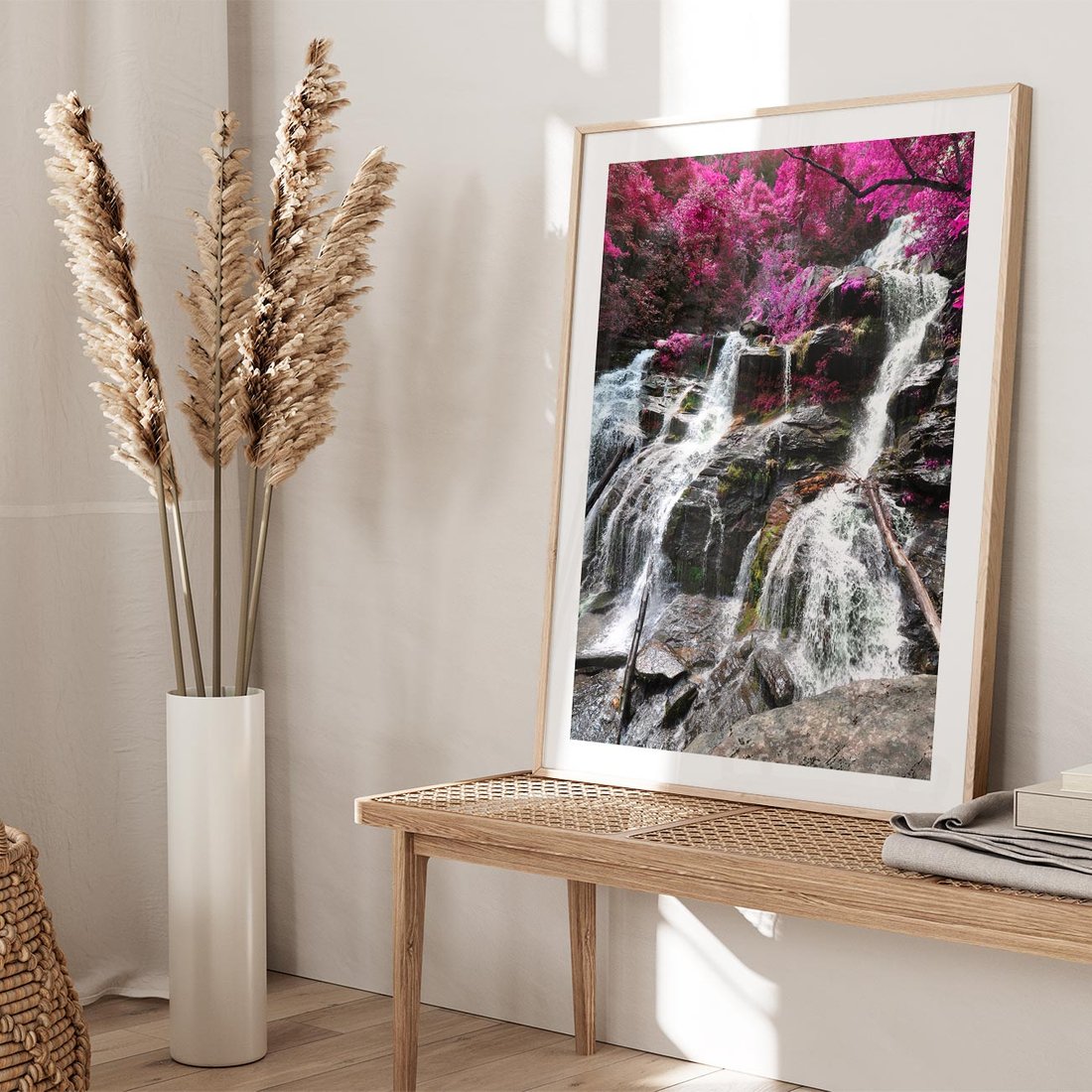 Plakat w ramie 50x70 - Wodospad wśród majestatycznych gór - wodospad, góry - rama drewno