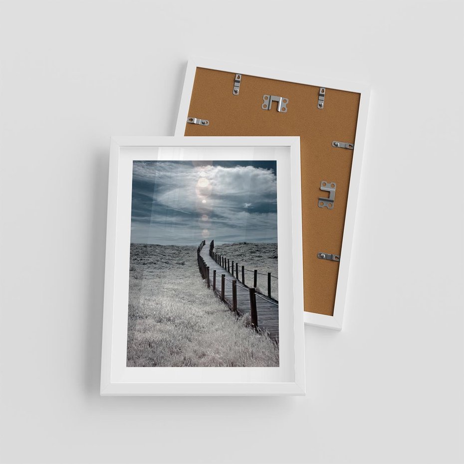 Plakat w ramie 30x40 - Burzowy pomost na plaży - plaża, pomost - rama biała