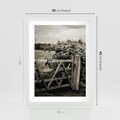Plakat w ramie 30x40 - Wiejski Urok: Stary Płot i Kwitnący Krzew - rustykalne zdjęcie, stary płot - rama biała