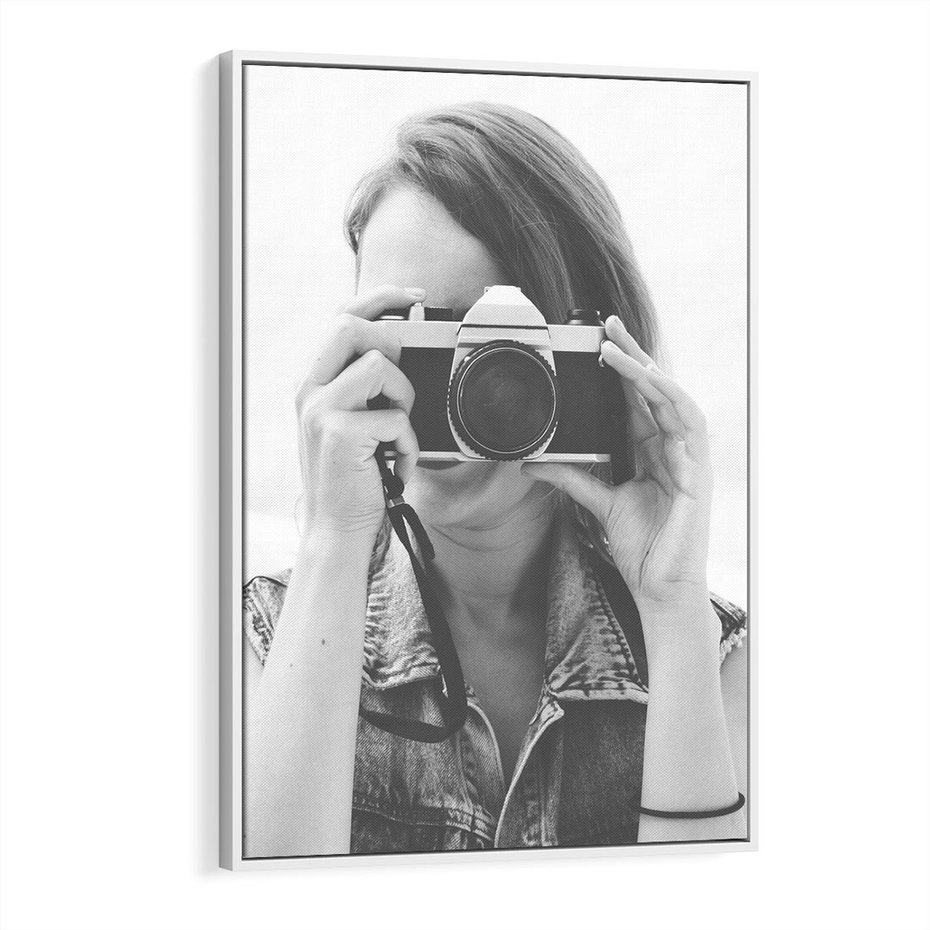 Obraz w ramie 50x70 - Zrób mi Zdjęcie - fotografia, kobieta z aparatem - rama biała