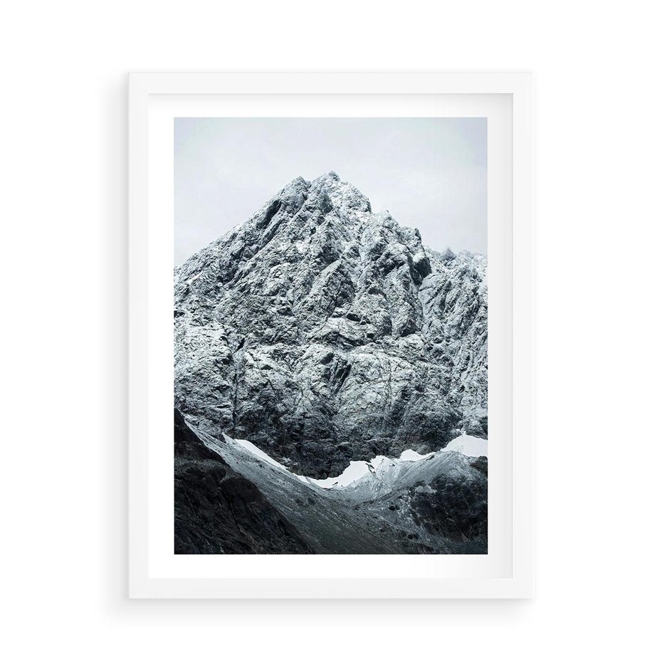 Plakat w ramie 50x70 - Surowość Gór - śnieg, zima w górach - rama biała
