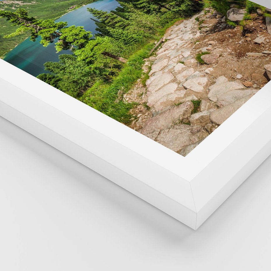 Plakat w ramie 40x50 - Jezioro górskie: harmonia natury - jezioro, góry - rama biała