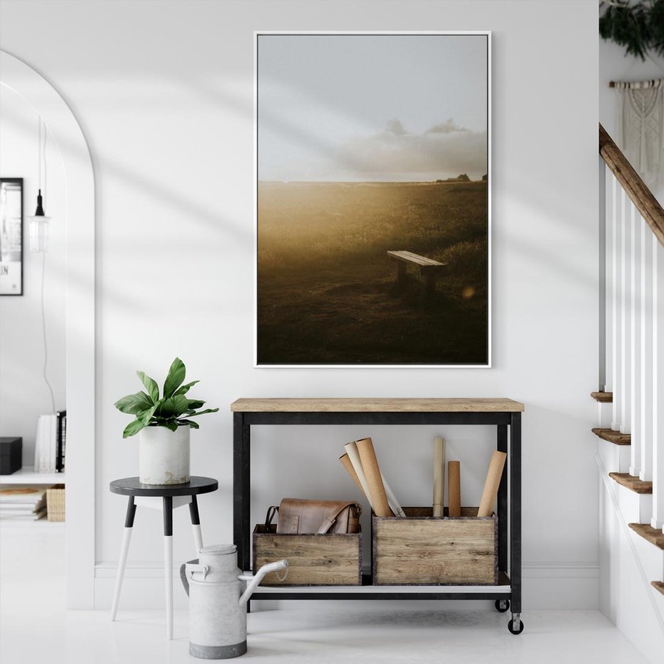 Obraz w ramie 80x120 - Mglisty zachód słońca na ławeczce - mgła, zachód - rama biała