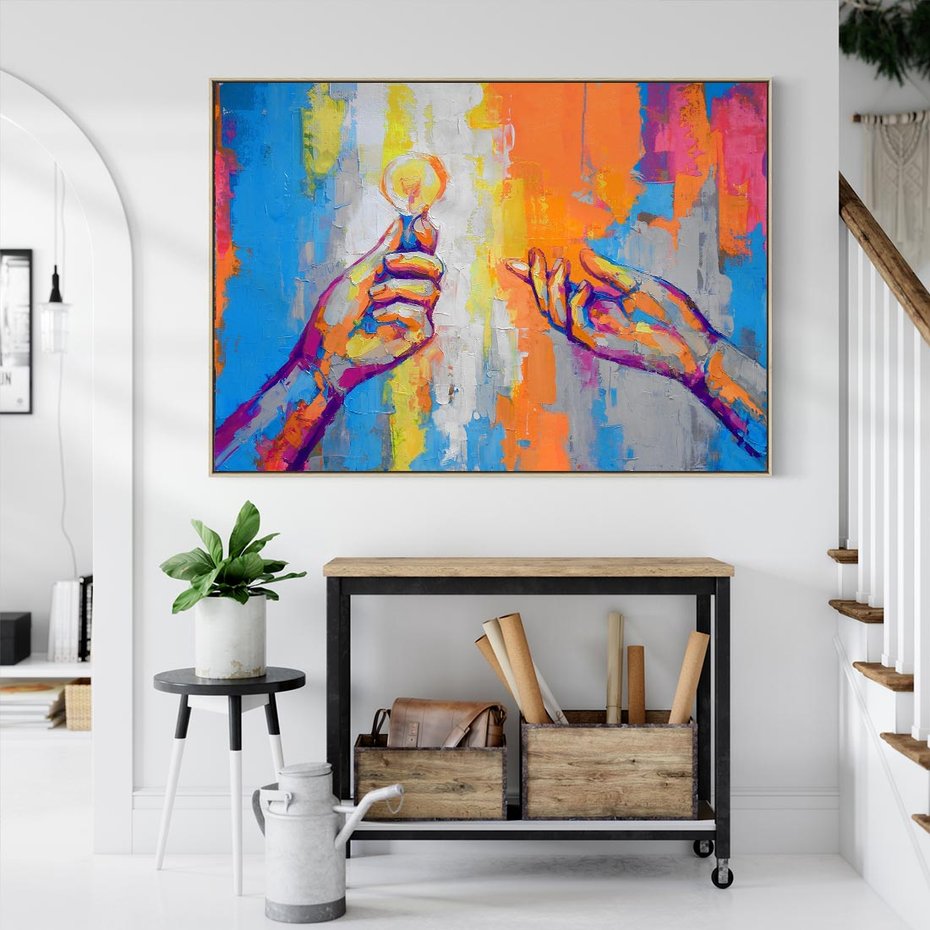 Obraz w ramie 70x50 - Refrakcje wewnętrznego światła - abstrakcyjne dzieło, dłoń trzyma żarówkę - rama drewno